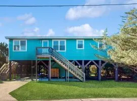 Island home with a shared pool, open layout, balcony, & AC - dog-friendly