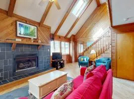 Multi-level dog-friendly home w/private hot tub, washer/dryer, gas fireplace, AC