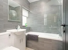 3BR Home Sleeps 6 Near Airport with Parking