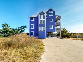 Salvo에 위치한 호텔 Oceanfront house w/private washer/dryer, hot tub, WiFi, central AC, & balcony