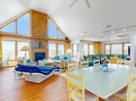 Beautiful dog-friendly home with hot tub, WiFi, washer/dryer, grill, & balcony