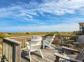 Waves에 위치한 호텔 Dog-friendly, oceanfront home in the dunes with observation deck & WiFi