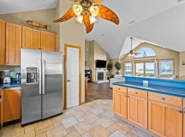 Viesnīca Ocean-view home with pool, hot tub, grill, decks & pool table pilsētā Waves