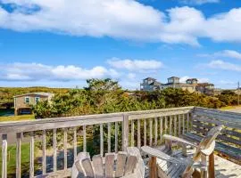 Peaceful & sunlit dog-friendly retreat with balcony - near beaches & pool access