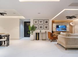 Luxurious modern condo with 24hrs Power, high-speed WiFi, Plush bedding, Pool and a PS5, готель у місті Леккі