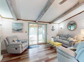 Coastal escape steps to beach - hot tub, outdoor shower, screened porch, decks, hotel din Frisco