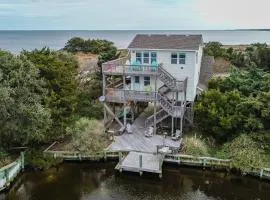 Light-filled canal front home w/deck, washer/dryer, private hot tub, central A/C