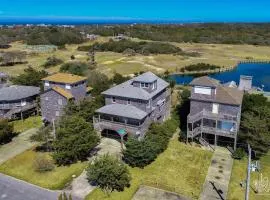 Dog-friendly house short walk from beach with pool table & WiFi