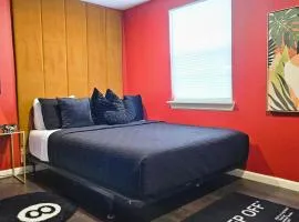 The Gawdy Den with Fast WIFI 2 minutes from Downtown Houston!