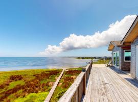 Waterfront House w/ Sound View, Shared Pool, Private W/D, Private Hot Tub, hotel din Frisco