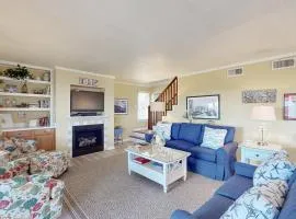 Dog-friendly House w/Water View, Free WiFi, AC, Private Hot Tub