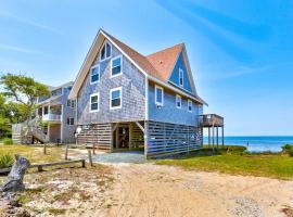 Waterfront, dog-friendly house with pool, W/D, private hot tub, & AC, hotel din Frisco