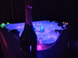 Suite Intimiste Adultes avec Spa Prive - Ile des Plaisirs, Hotel in Graulhet