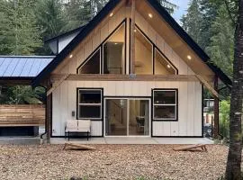 Spa Cabin with King Bed, Hot Tub, Outdoor Dry Sauna, Gazebo, Covered Patios, EV & RV in charming Ashford