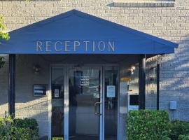 Crest Motor Inn โรงแรมในควีนเบยัน