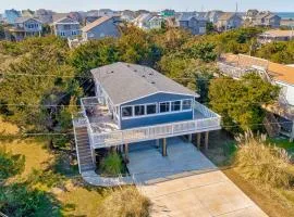 Remodeled home near beach with screened porch, sundeck, & seasonal pool access