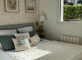 Perle des Sables Blancs, appartement entier à 100m de la plage avec parking privé โรงแรมในกงการ์โน