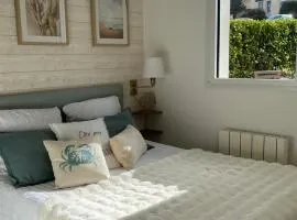 Perle des Sables Blancs, appartement entier à 100m de la plage avec parking privé