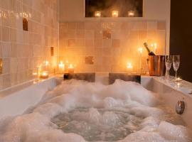 Suite Marrakech avec jacuzzi privatif Love Room romantique proche Toulouse, hotel v destinácii Auterive