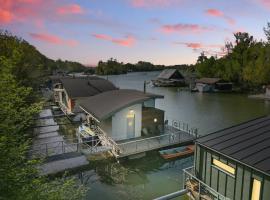 Sunset view Housboat with sundeck,AC&Heating – hotel w Bratysławie