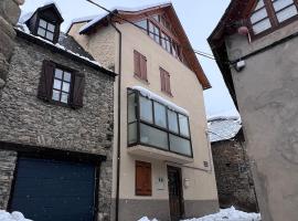 TownHouse in village near Baqueira -Digital Nomads, hotel v destinaci Casau