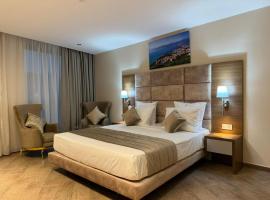 H&ocirc;tel Kyrline Bejaia، فندق مع موقف سيارات في Matriouene