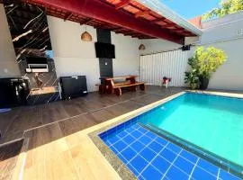 Casa com piscina - pertinho da praia e do centro de Prado