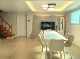 Gaon House premium accommodation for 12 people, Family Travel, 6 Beds, 3 Rooms, 2 Bathrooms, Daejeon Station, Terminal, хотел в Taejŏn-yŏk