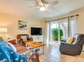 Cute Cocoa Beach Condo w/ Pool & Beach Access!, hotel i Cocoa Beach
