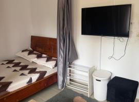 Studio aéré avec terrasse, hotel em Abidjan