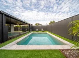 3BR Little Coastal Boho Home - Neverending Summer Fun near Themeparks & close to M1 exit