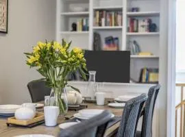 Elegant Central Guildford Home with Castle Views - Pass the Keys