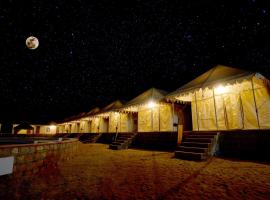 Best desert camp in jaisalmer the velvet dunes, hotel i Sām
