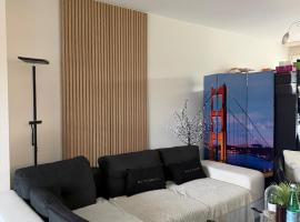 Double room and private bath in a shared flat, quiet, close to the UN and airport, Hotel in Genf