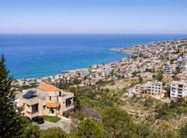 Modern 3 BDRM Flat 3-Minute Drive from Jadra & Jiyeh, hotel en Barja