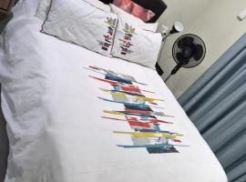 Secure Modern stay at 41 on Kennington, khách sạn ở Parklands