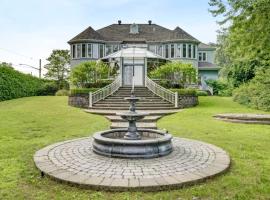 Private Waterfront Villa 9 BR Peaceful, хотел в Лавал