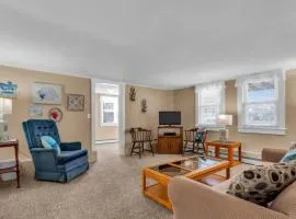 Spacious 6 Bedroom 3 baths Ocean Block House 10 Beach Badges 4 Car private parking