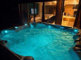 L'Usine du centre ville avec parking privé et jacuzzi extérieur, khách sạn ở Concarneau