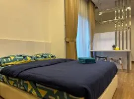 Corner Unit, Great Privacy, Designer Studio with Wi-Fi, Netflix, 1 Parking Space