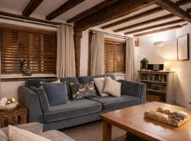 Cosy Town centre Historic Tudor Cottage & parking sleeps 6