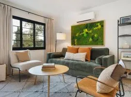 Luxury Flat | Walk to Town | King | AC | Parking