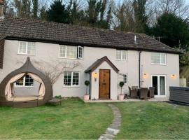 Rural Home with Hot Tub, Detached, Sleeps 12, hotel in Salisbury