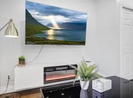 Luxury Estate Renovated 3 BD with 65inch TV WFH that Sleeps 9