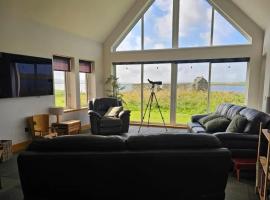 Idyllic Villa at Harray Loch With Views, 4 Bedrooms, hotel a Orkney