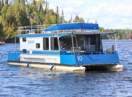 Spacious Muskie Houseboat - Sleeps 8 - Massive Upper Penthouse - Fast Wi-Fi HB10, hotel u gradu Babbitt