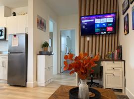 Modern 1BR Suite with Laundry, Workspace & WiFi, Hotel in Langford