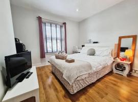 Chic and Cozy Your Mondern Retreat, Hotel in Tilehurst