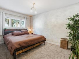 Bright & Fully Renovated Retreat, מלון בססקטון