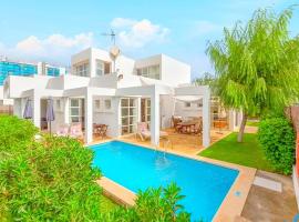 Familienfreundliches charmantes Ferienhaus mit Grill, Terrasse und Garten، فندق في كان بيكافورت